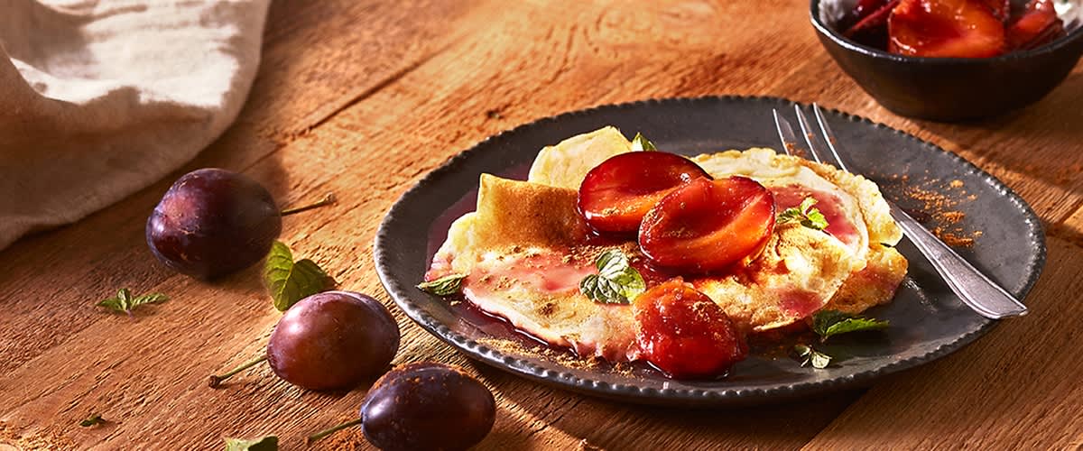 Veganske palačinke z ovsenimi kosmiči, cimetom in slivami
