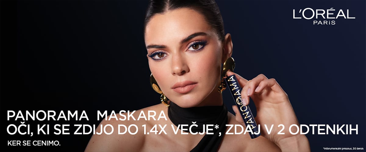 Ženska drži črno modro maskaro Panorama maskara s poudarkom na obrazu in roki