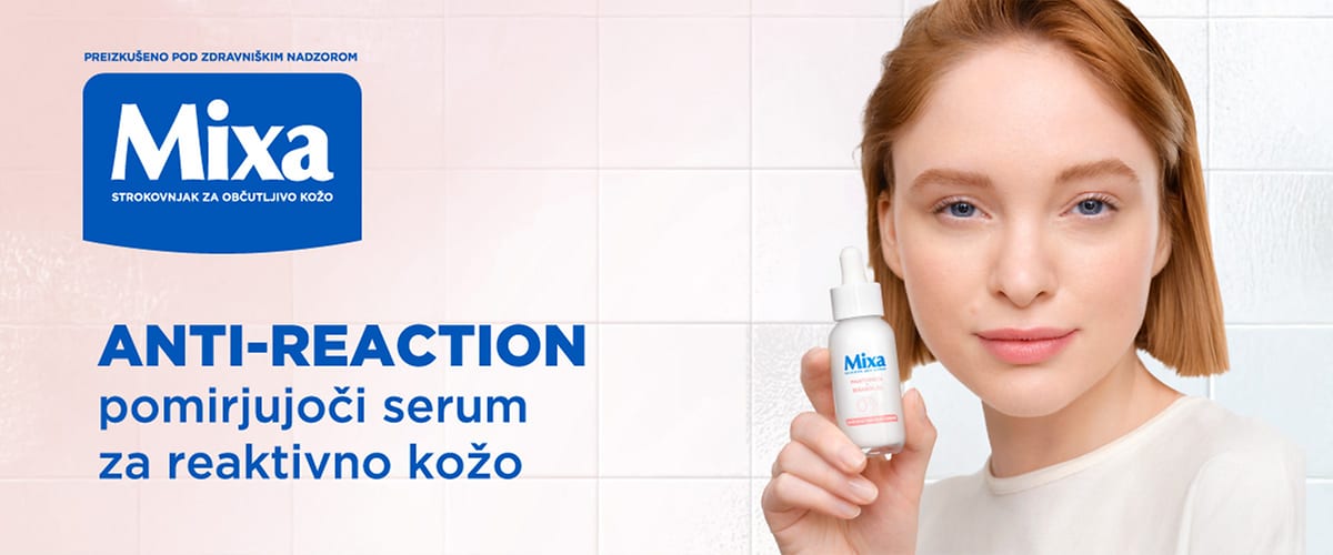 Anti-reaction pomirjujoči serum za reaktivno kožo ženska drži izdelek