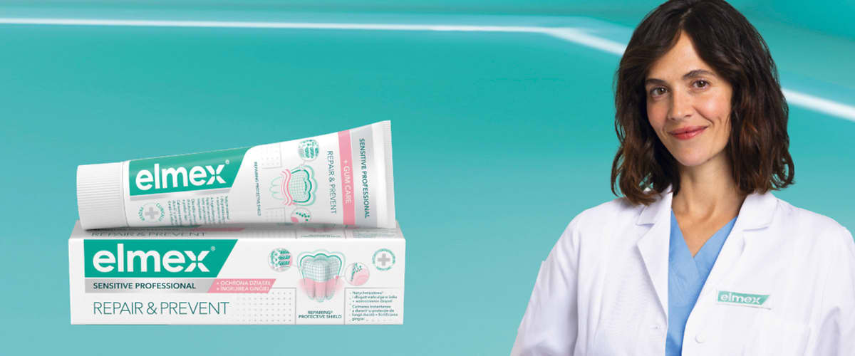 Zdravniška predstavitev zobne paste Elmex Sensitive Professional Repair & Prevent z embalažo in tubico, zdravnica v halji