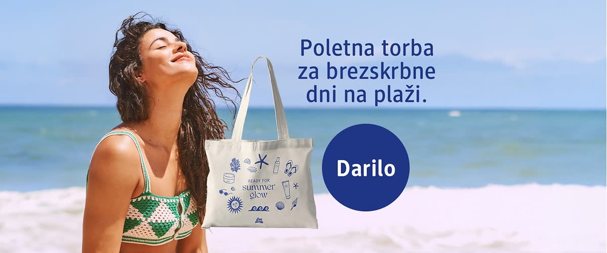 Poletna torba za brezskrbne dni na plaži, ženska v kopalkah ob morju, darilo napis na modrem krogu