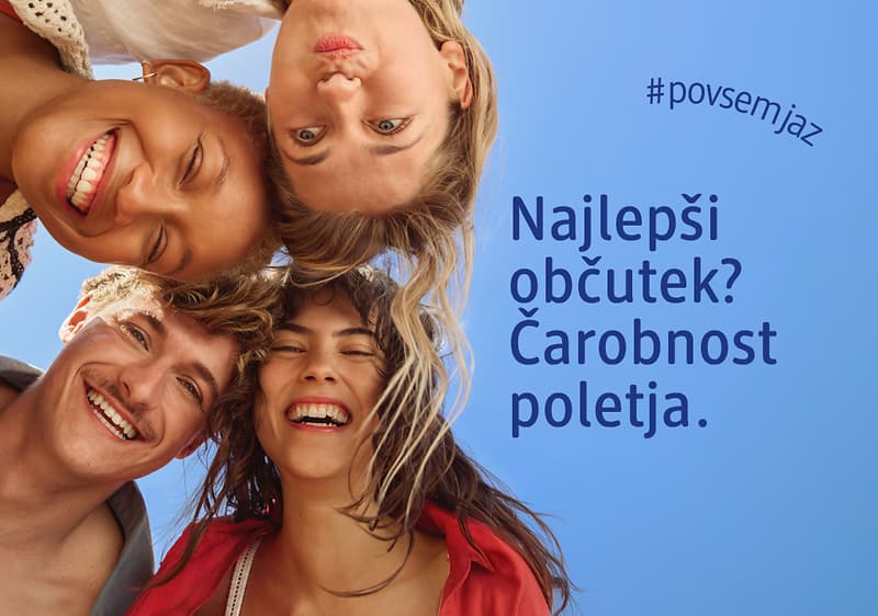 Najlepši občutek? Čarobnost poletja z nasmejani ljudje na modrem ozadju