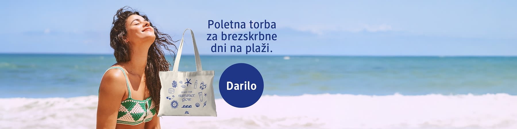 Poletna torba za brezskrbne dni na plaži, ženska v kopalkah ob morju, darilo napis na modrem krogu