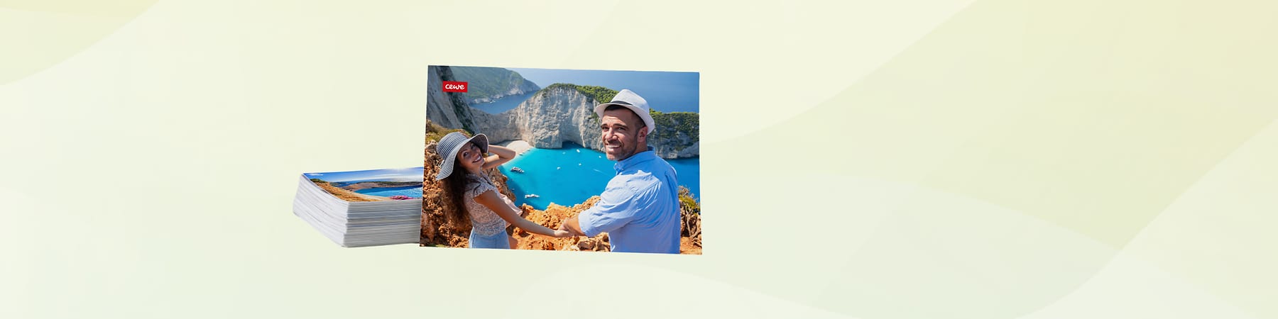 Par na pečini nad modrim morjem in kopica fotografij|minuta plaža