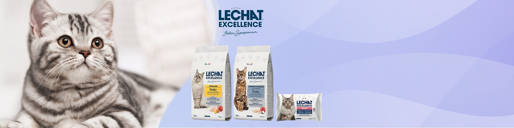 Srebrno črtast maček ob vrečki in paketu LeChat Excellence hrane za mačke