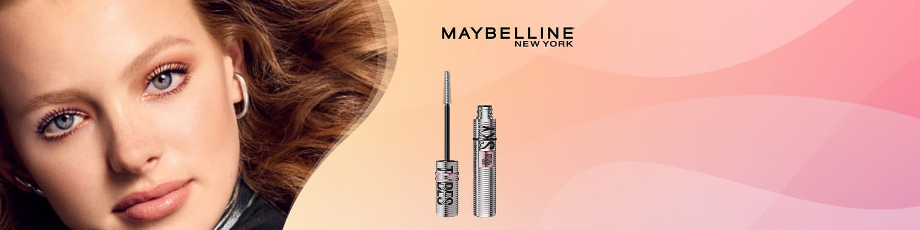 Maybelline ženska z dolgimi lasmi in maskara izdelkom