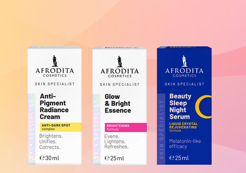 Ženska s kozmetičnimi izdelki Afrodita Cosmetics v embalaži Glow & Bright, Anti-Pigment, Beauty Sleep