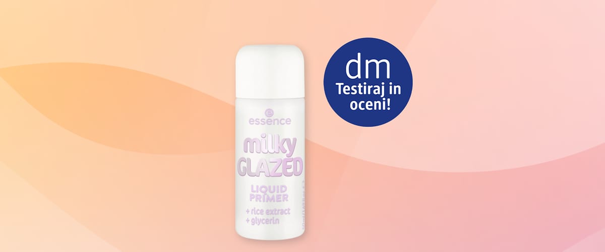 Okrogel modri logotip z napisom dm Testiraj in oceni na rožnato-oranžnem ozadju