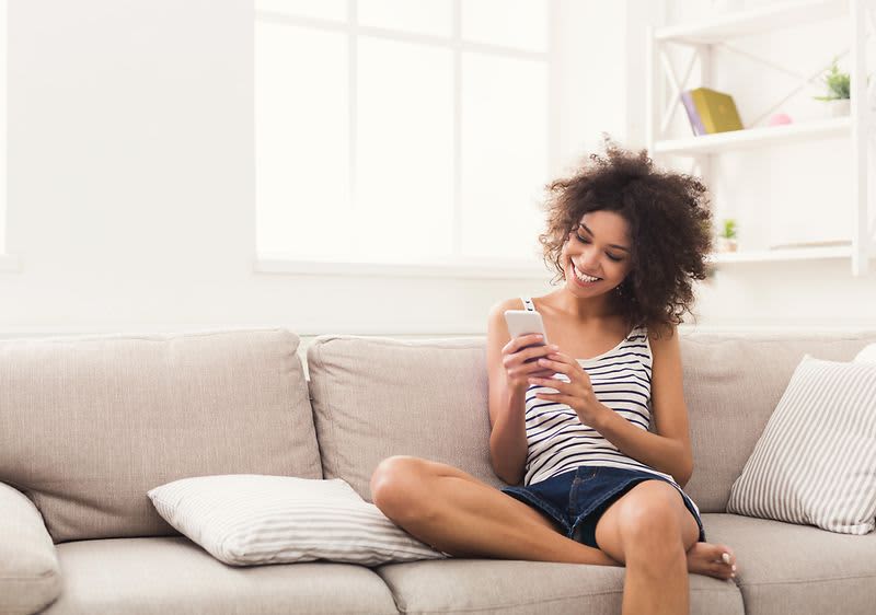 Ženska sedi na kavču