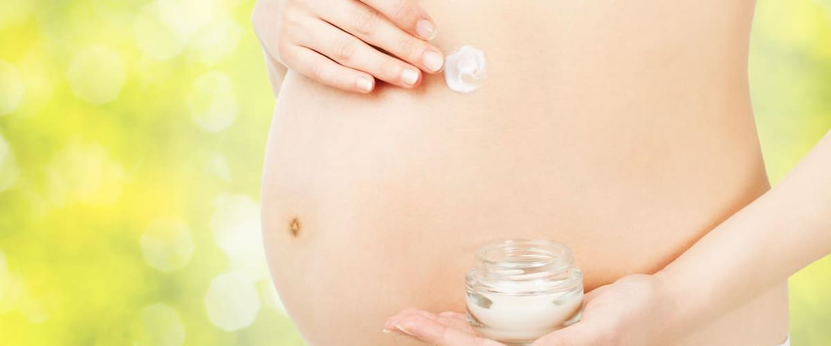 nosečnica neguje kožo