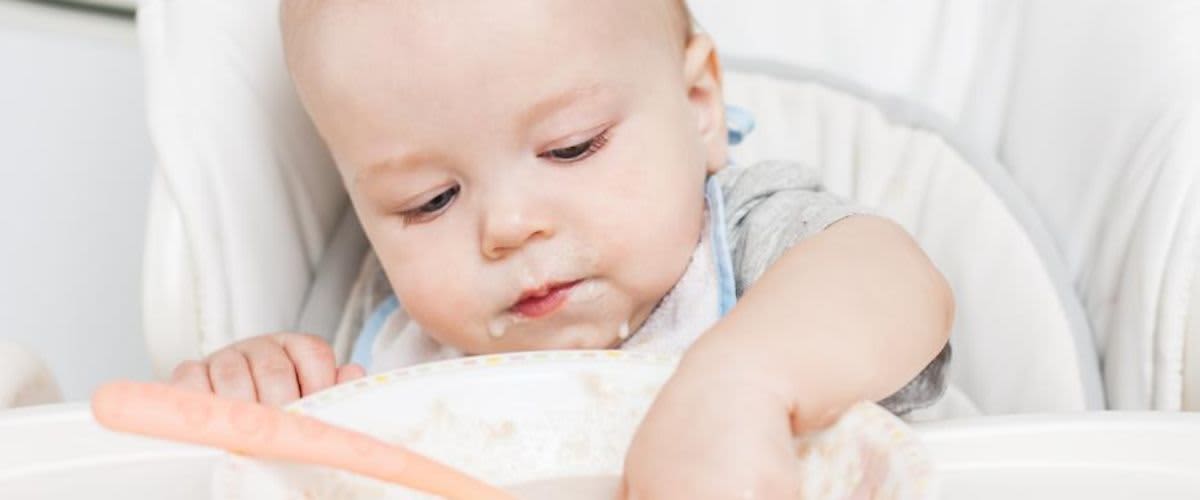 Dojenček je kašico