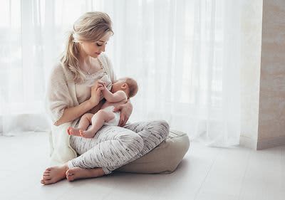 Boleče dojenje? Nasveti pri poškodovanih prsih bradavicah