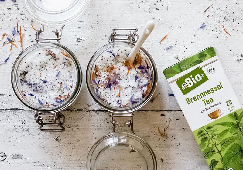 Privlačna in okusna: sol s cvetovi in zelišči