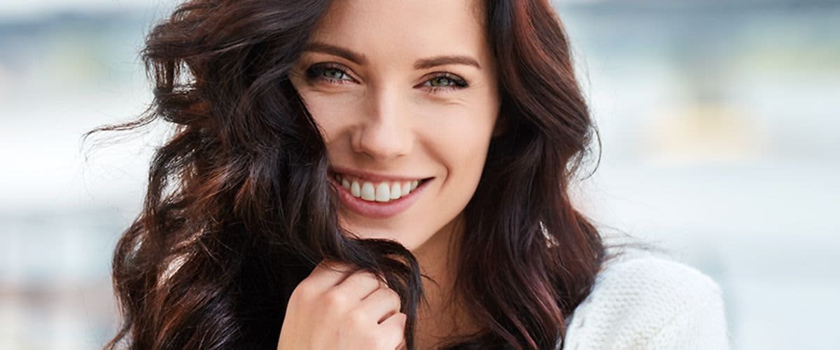 Ženska z barvanimi rjavimi lasmi