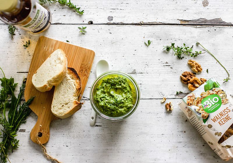 Pesto z divjimi zelišči in orehi