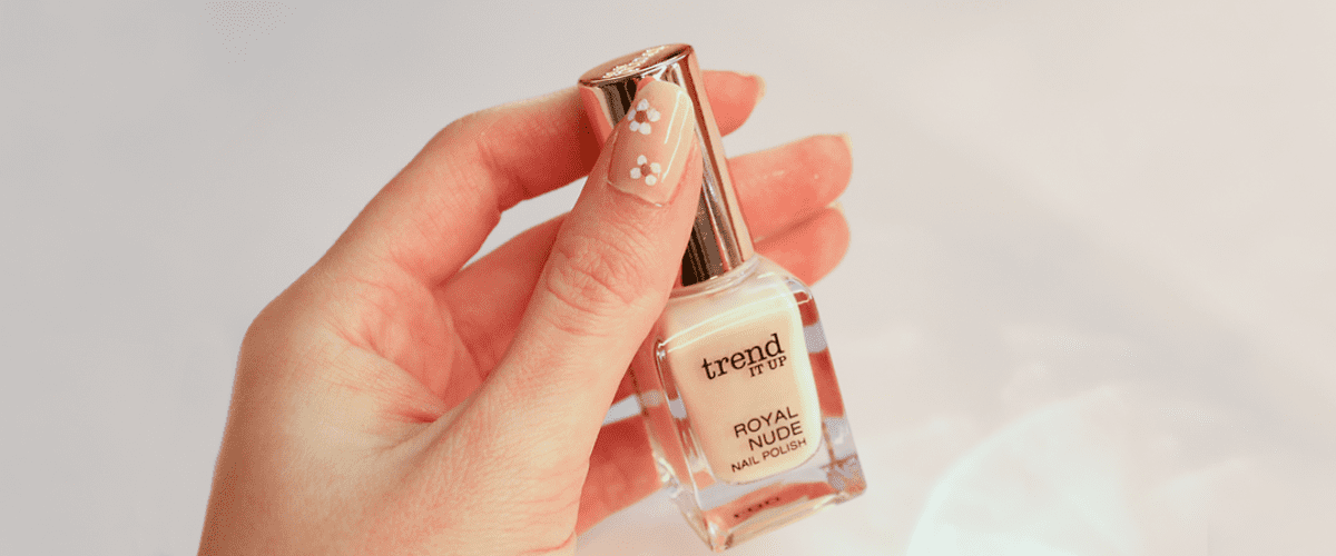 Igriva cvetlična poslikava nohtov 