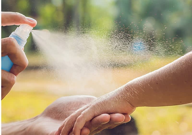 Alt-Text Razpršilo za zaščito kože na roki v naravi