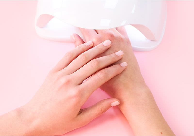 Sušenje laka za nohte pod UV-lučko