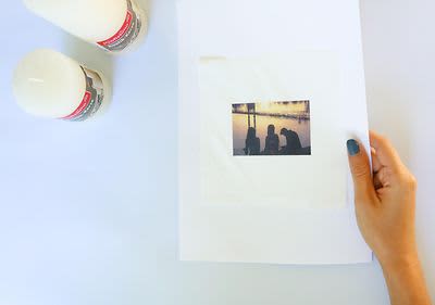 Na servieto (prilepljeno na papir) natisnite fotografijo.