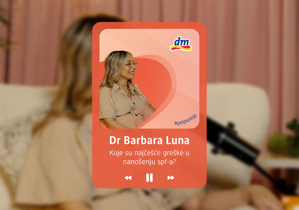 Slika koja prikazuje doktorku Barbaru Lunu u podcast epizodi o nanošenju SPF proizvoda
