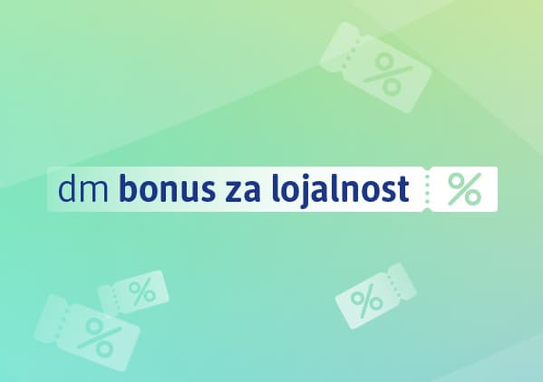 Slika koja prikazuje natpis dm bonus za lojalnost na zeleno plavoj pozadini