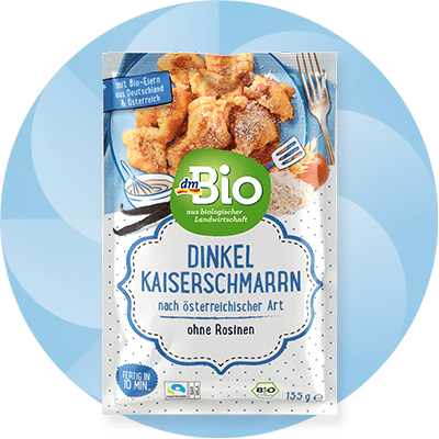 Eine rote Verpackung mit der Aufschrift „Zuckerguss Rot und Grün zum Anrühren mit Wasser“ neben einer weißen Dose mit der Aufschrift „Streudekor Winterzauber“ und bunten Streuseln