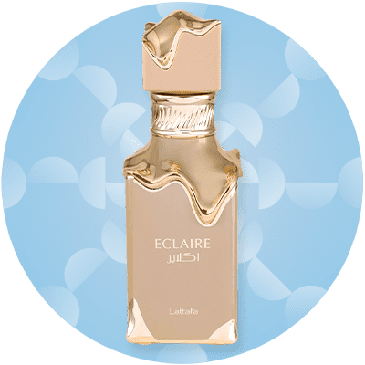 Eine Parfümflasche mit rosa Flüssigkeit und blauem Deckel, Aufschrift „MY WAY“ in blauen Buchstaben