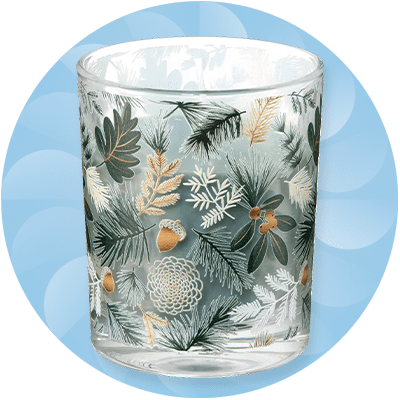 Ein goldener Rentier-Anhänger mit grünen Blättern und kleinen Kristallen auf einem blauen Hintergrund