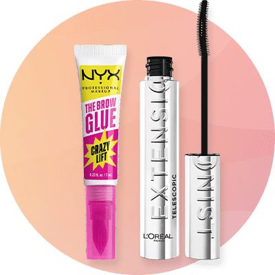 Eine weiße Tube mit der Aufschrift „Superlock“ und ein roter Blush mit der Aufschrift „Cheeks“