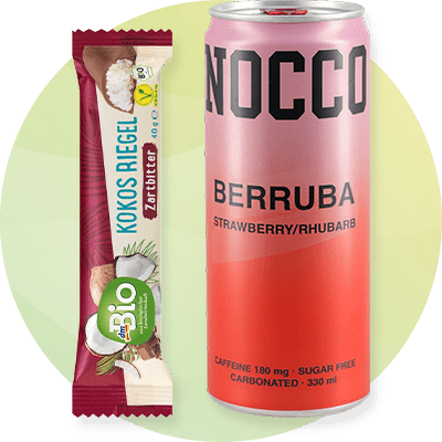 Eine Dose Sportness Protein Matcha mit grünem Design neben einem nucao Riegel mit roter Schrift und Pistazienabbildung