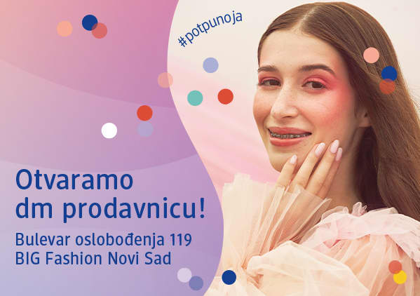 Slika koja prikazuje otvaranje dm prodavnice sa ženom u odeći i adresom radnje