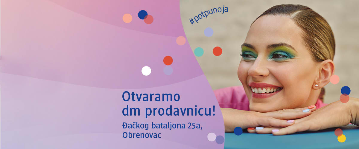 Slika koja prikazuje reklamu za otvaranje dm prodavnice sa ženom naslonjenom na sto i adresom Obrenovac