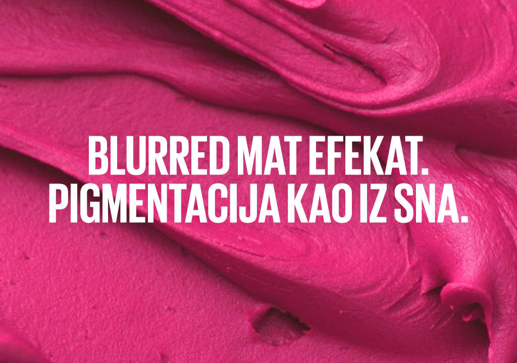 Slika koja prikazuje ružičastu kremastu teksturu šminke sa natpisom o mat pigmentaciji