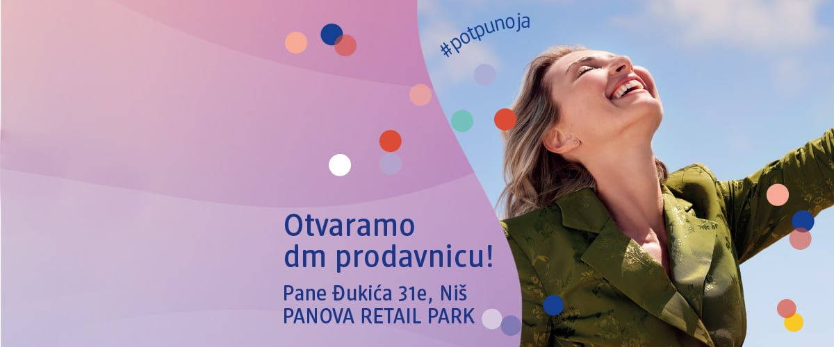 Slika koja prikazuje nasmejanu ženu na reklamnom posteru za otvaranje dm prodavnice