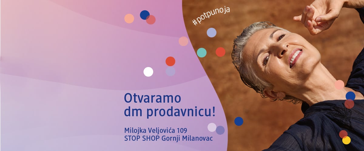 Slika koja prikazuje osmehnutu ženu i tekst Otvaramo dm prodavnicu ključna reč dm prodavnica