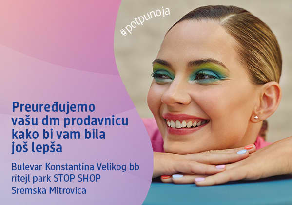 Slika koja prikazuje nasmejanu ženu sa jarkim zelenim i plavim senkama za oči uz promotivni tekst o dm prodavnici