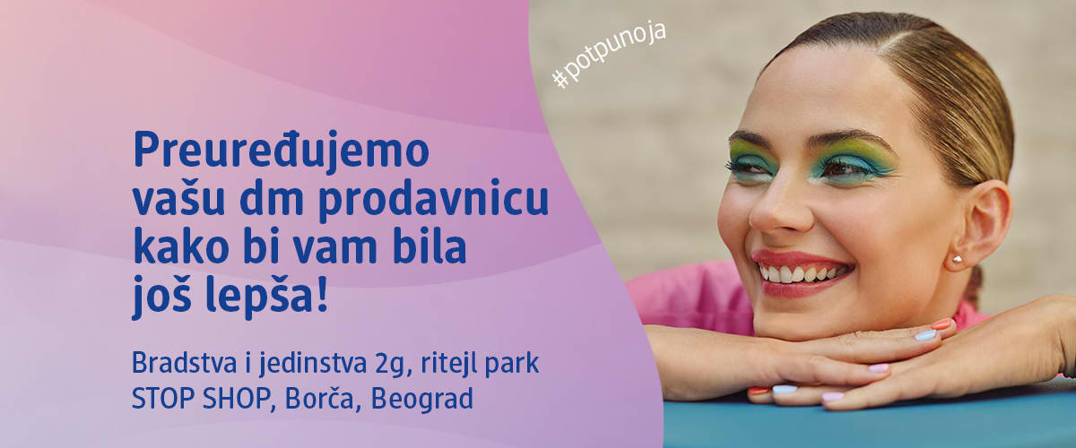 Slika koja prikazuje nasmejanu ženu sa jarkim zelenim senkama na kapcima i reklamni tekst o preuređenju dm prodavnice