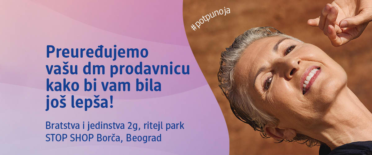 Slika koja prikazuje nasmejanu ženu sa jarkim zelenim senkama na kapcima i reklamni tekst o preuređenju dm prodavnice