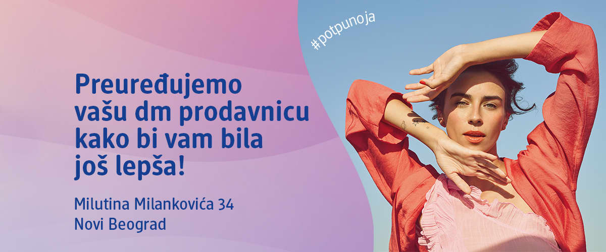 Slika koja prikazuje nasmejanu ženu sa jarkim zelenim senkama na kapcima i reklamni tekst o preuređenju dm prodavnice