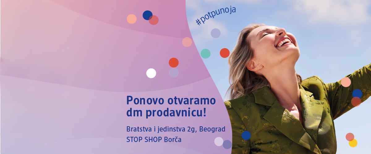 Slika koja prikazuje srećnu ženu koja se smeje pod otvorenim nebom pored teksta o ponovnom otvaranju dm prodavnice