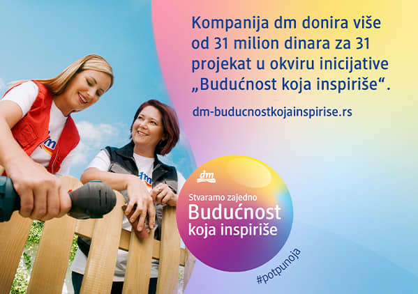Slika koja prikazuje dve žene volonterke koje farbaju drvenu ogradu u okviru humanitarne inicijative buducnost koja inspirise