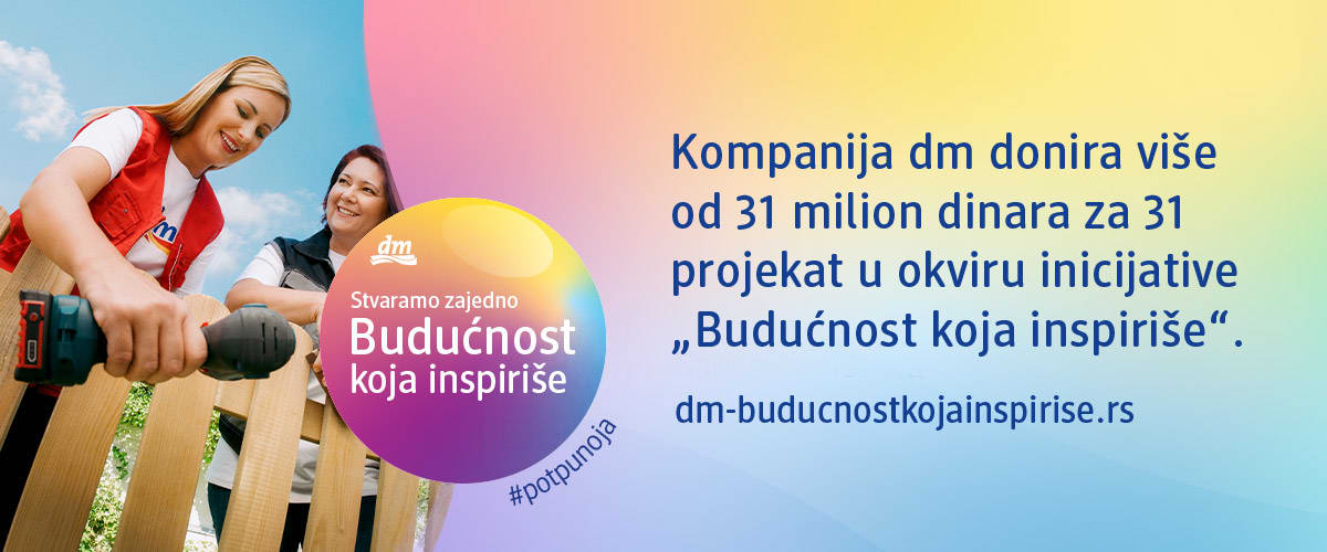 Slika koja prikazuje dve žene volonterke koje montiraju drvenu ogradu uz logo i tekst kampanje Budućnost koja inspiriše