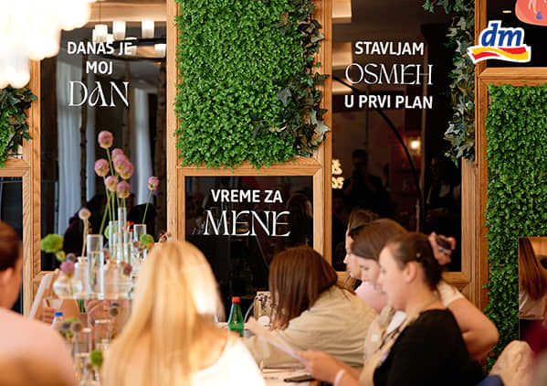 Slika koja prikazuje žene koje sede u restoranu za stolom druženje
