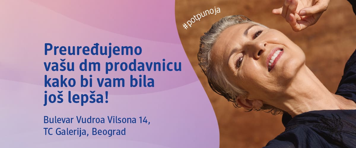 Slika koja prikazuje nasmejanu ženu sa sivom kosom pored promotivnog teksta dm prodavnica