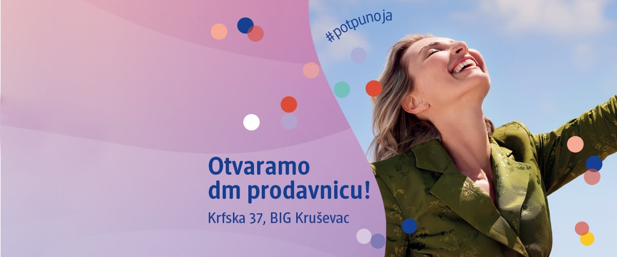 Slika koja prikazuje srećnu ženu koja slavi otvaranje dm prodavnice na obojenoj pozadini