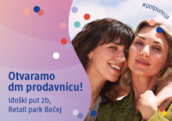 Slika koja prikazuje otvaranje dm prodavnice sa dve nasmejane žene i tekstom lokacije Bečej