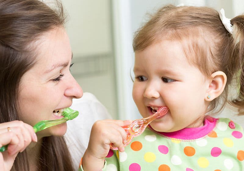 Dontodent und hellblauer Hintergrund