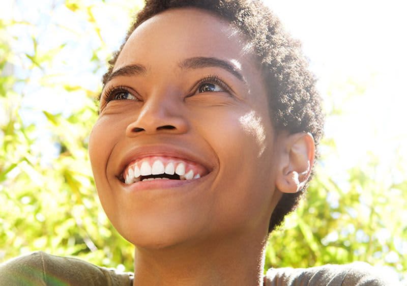 Donna sorridente con capelli corti