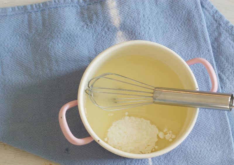 Slika koja prikazuje posudu sa žicom za mućenje i sastojcima za pripremu kreme ključna reč: krema