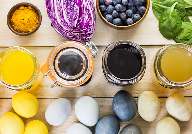 Frau hält Tee in der Hand